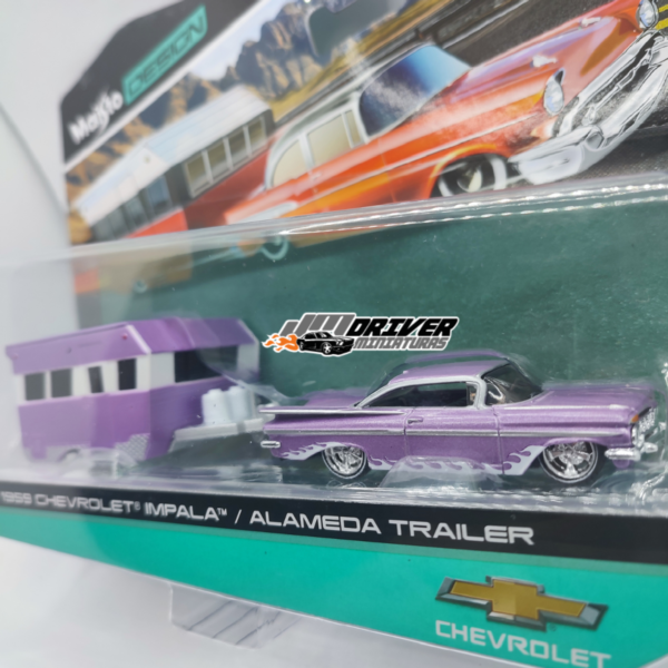 CHEVROLET IMPALA 1959 + ALAMEDA TRAILER - Design tow e go - Miniatura Maisto 1/64 - Image 2