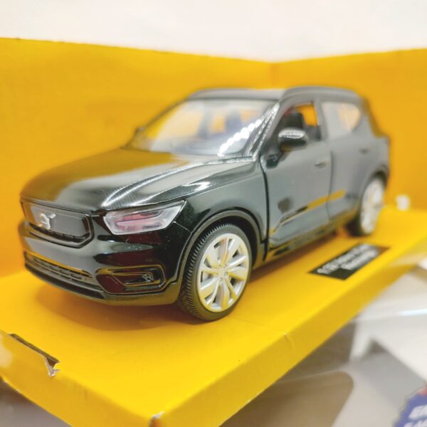 Volvo XC40 - Miniatura 1/32 CALIFORNIA ACTION COM LUZ E SOM - Image 4